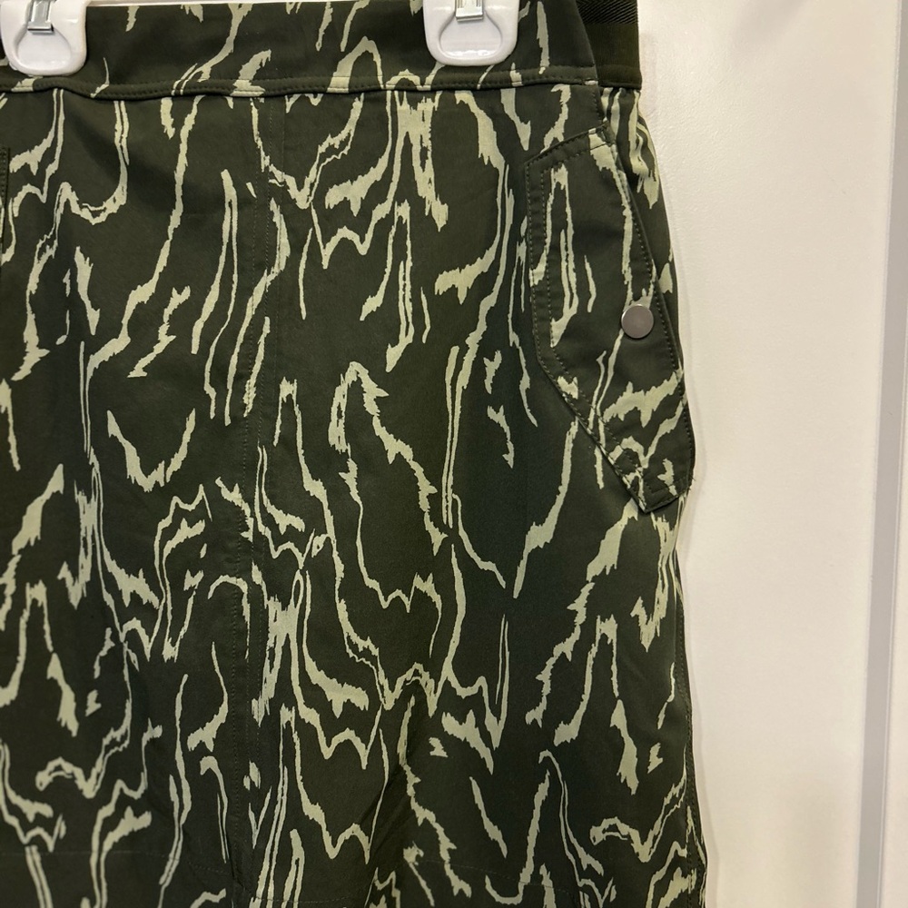 Like New Athleta Vienna Cargo Skort in Voyage Eucalyptus Olive Green - Picture 4 of 9
